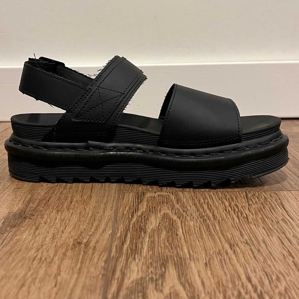 DR. MARTENS VOSS WOMEN'S LEATHER STRAP
SANDALS / BLACK / SIZE 7 - Picture 10 of 16